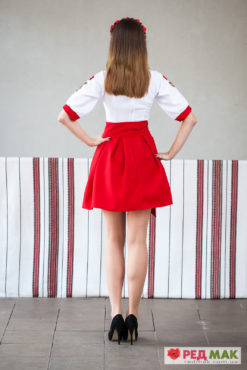 Червоне вишите плаття з маками