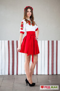 Червоне вишите плаття з маками