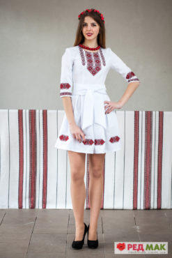 Вишита біла сукня з кишеньками та двома поясами 