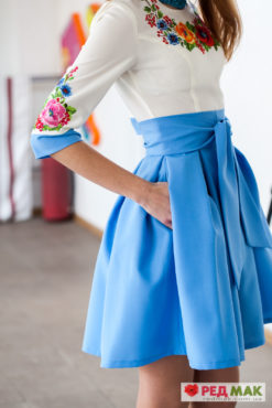 поясом і вишитими кольоровими квітами