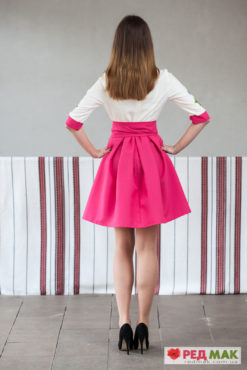 поясом і вишитими кольоровими квітами