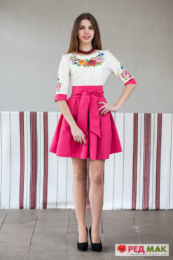 поясом і вишитими кольоровими квітами