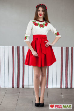 поясом і вишитими червоними трояндами