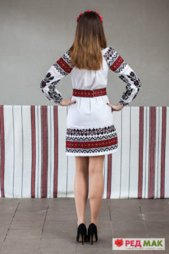 Біла сукня з домотканого полотна з вишивкою у традиційному борщівському стилі