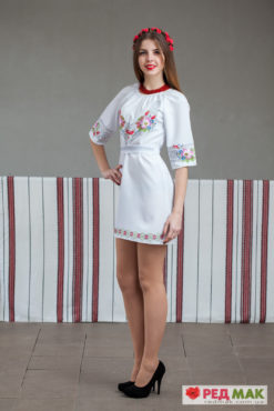 Біле плаття з поясом та квітковою-геометричною вишивкою 