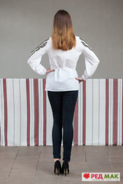 Біла сорочка на довгий рукав з барвистим геометричним візерунком