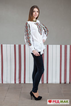 Біла сорочка на довгий рукав з барвистим геометричним візерунком