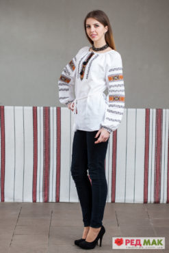 Біла сорочка з довгим рукавом та геометричним орнаментом