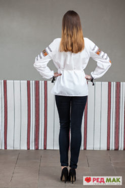 Біла сорочка з довгим рукавом та геометричним орнаментом