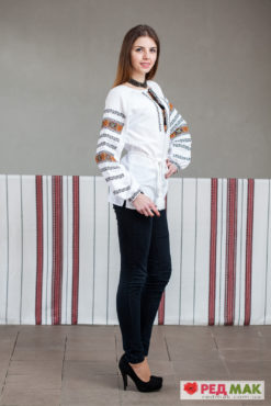 Біла сорочка з довгим рукавом та геометричним орнаментом