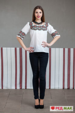 Біла сорочка з барвистим геометричним візерунком