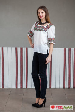 Біла сорочка з барвистим геометричним візерунком