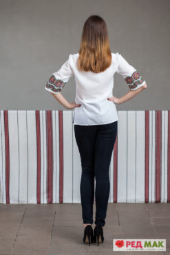 Біла сорочка з барвистим геометричним візерунком