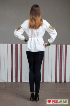 Біла сорочка з яскравою геометричною вишивкою 