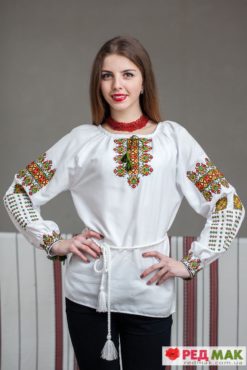Біла сорочка з яскравою геометричною вишивкою 
