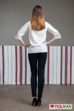 Біла сорочка з червоною квітково-геометричною вишивкою