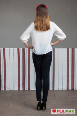 Біла шифонова сорочка з вишивкою польових квітів 