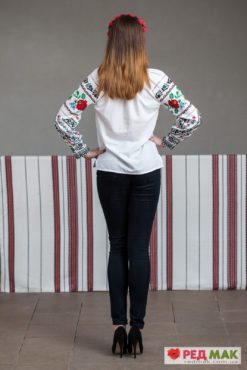 Біла сорочка з червоними маками та чорним орнаментом