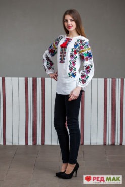 Біла сорочка вишита різнобарвними квітами