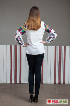 Біла сорочка вишита різнобарвними квітами