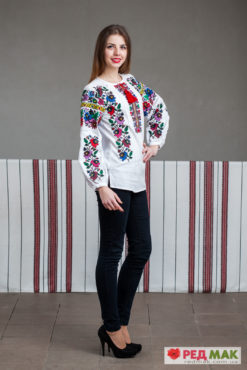 Біла сорочка вишита різнобарвними квітами