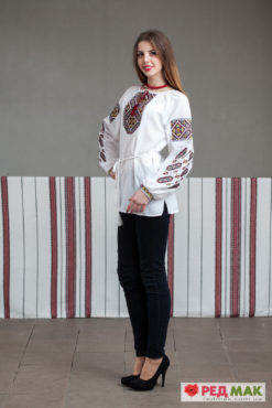 Біла сорочка з кольоровим орнаментом