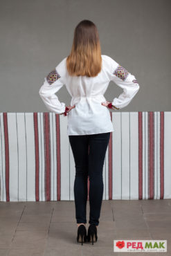 Біла сорочка з кольоровим орнаментом