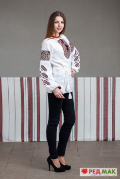 Біла сорочка з кольоровим орнаментом