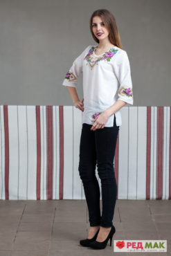 Біла сорочка з фіолетовою квітково-геометричною вишивкою