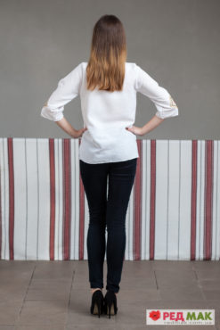 Біла сорочка з фіолетовою квітково-геометричною вишивкою