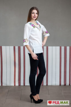 Біла сорочка з фіолетовою квітково-геометричною вишивкою