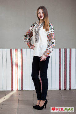 Барвиста сорочка вишита на сірому полотні 