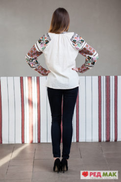 Барвиста сорочка вишита на сірому полотні 