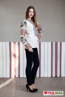 Барвиста сорочка вишита на сірому полотні 