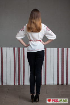 Біла сорочка з червоною геометричною вишивкою