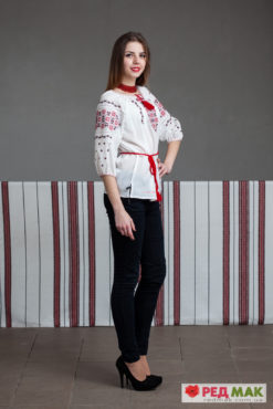 Біла сорочка з червоною геометричною вишивкою