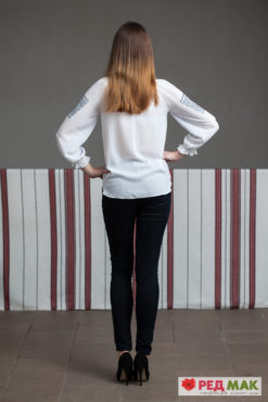 Біла шифонова сорочка з сірою вишивкою