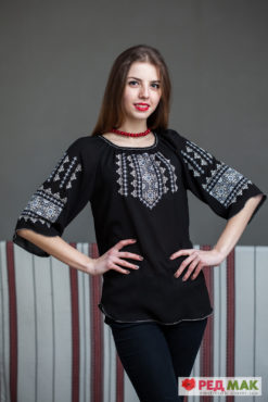 Чорна шифонова сорочка з біло-сірою вишивкою