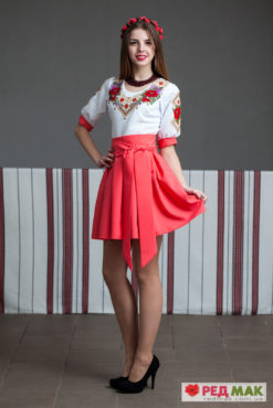 Вишите плаття коралового кольору з квітами та геометричною вишивкою