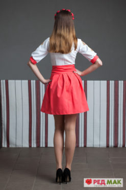 Вишите плаття коралового кольору з квітами та геометричною вишивкою