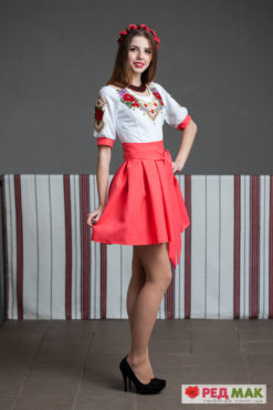 Вишите плаття коралового кольору з квітами та геометричною вишивкою