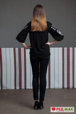 Чорна шифонова сорочка з біло-сірою вишивкою